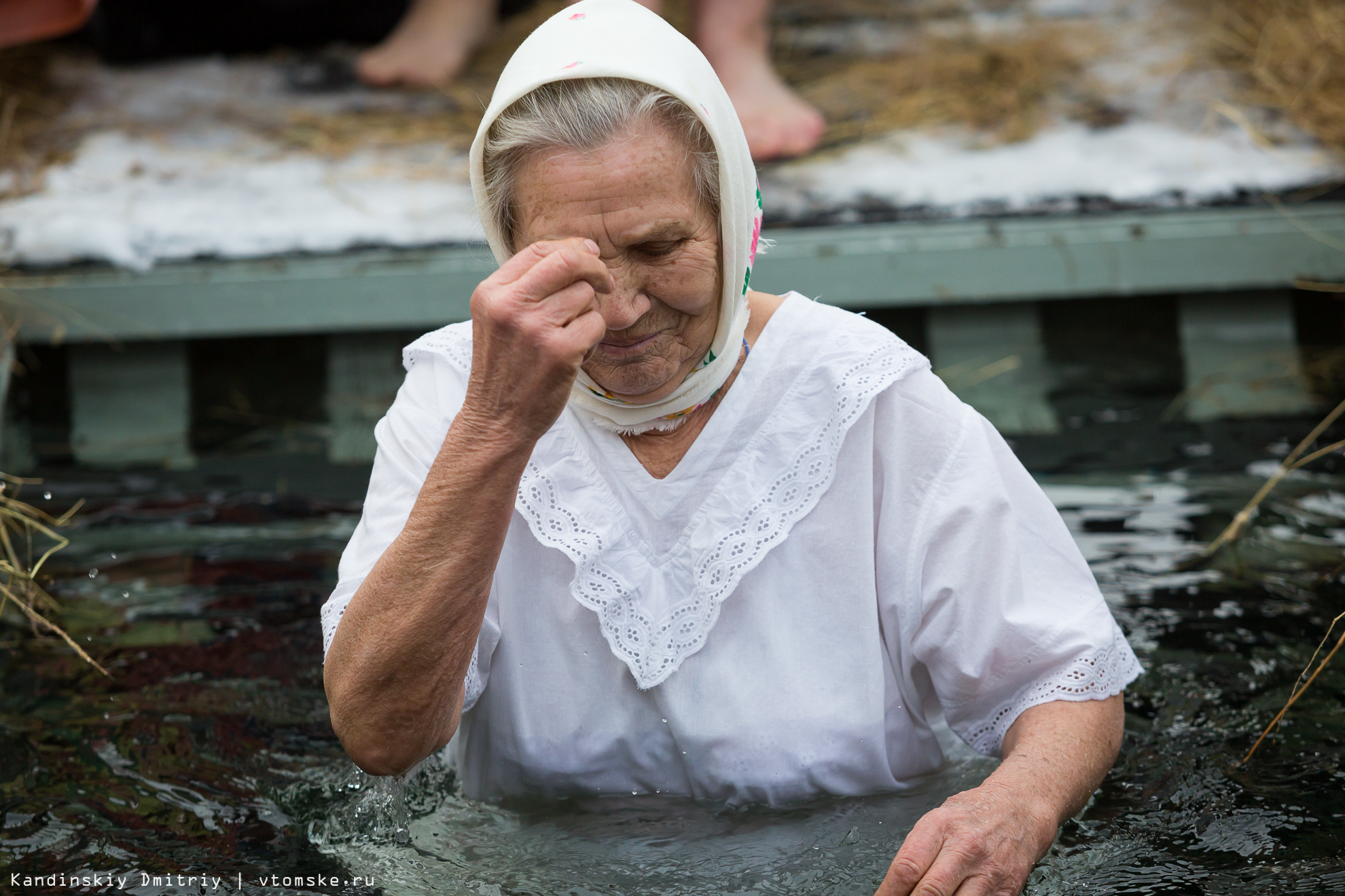 Пожилые купаются. Бабушка крестится. Купания пожилых. Православная бабушка. Крещенские купания бабушки.
