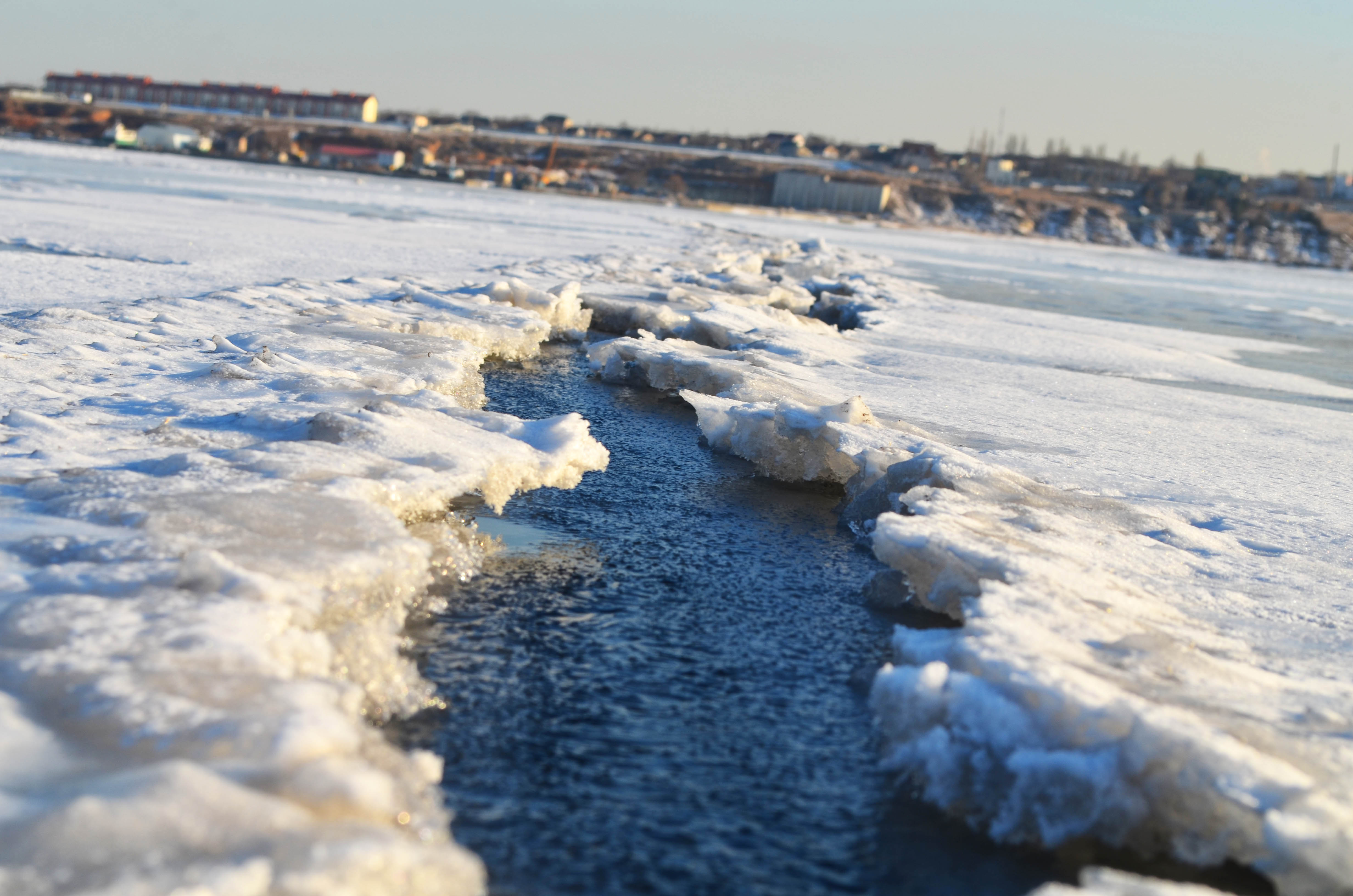 Ледоход разбивает лед. Лед на реке. Треснувший лед на реке. Таяние льда на реке. Потрескавшийся лёд на реке.