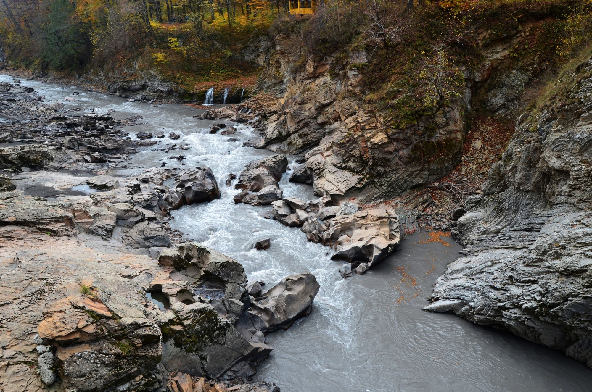 Речка быстрая каменистая в нашей местности протекает. Каменистая река Краснодарский край. Каменистые пороги. Река гряда. Каменистый берег реки.