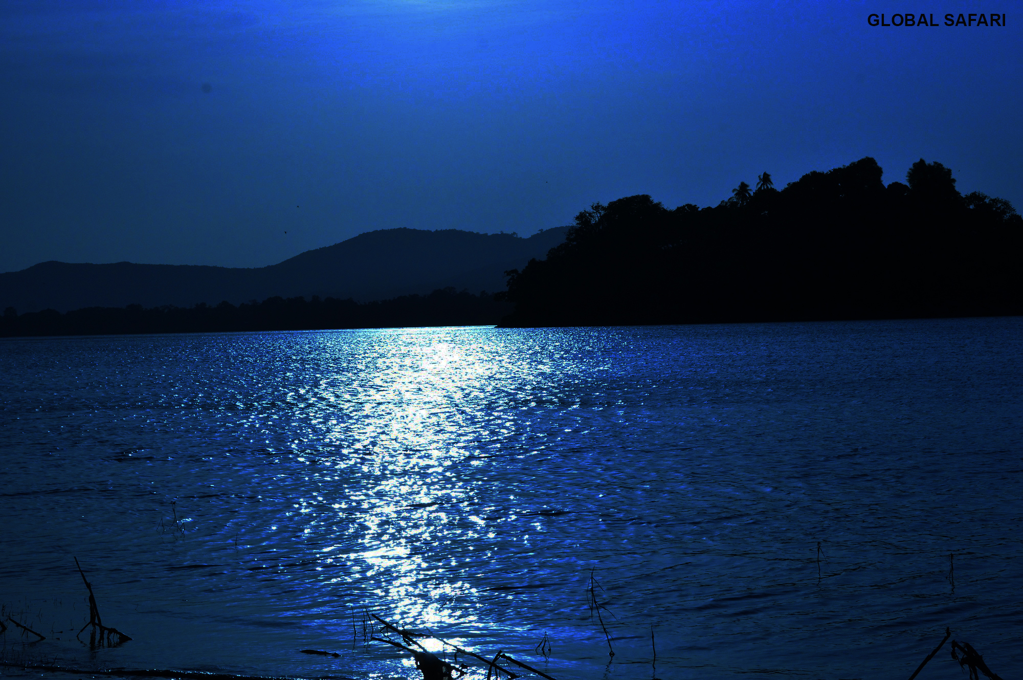 Ночь у берега 88гл. Река ночью. Озеро ночью. Берег озера ночью. Ночь на берегу реки.