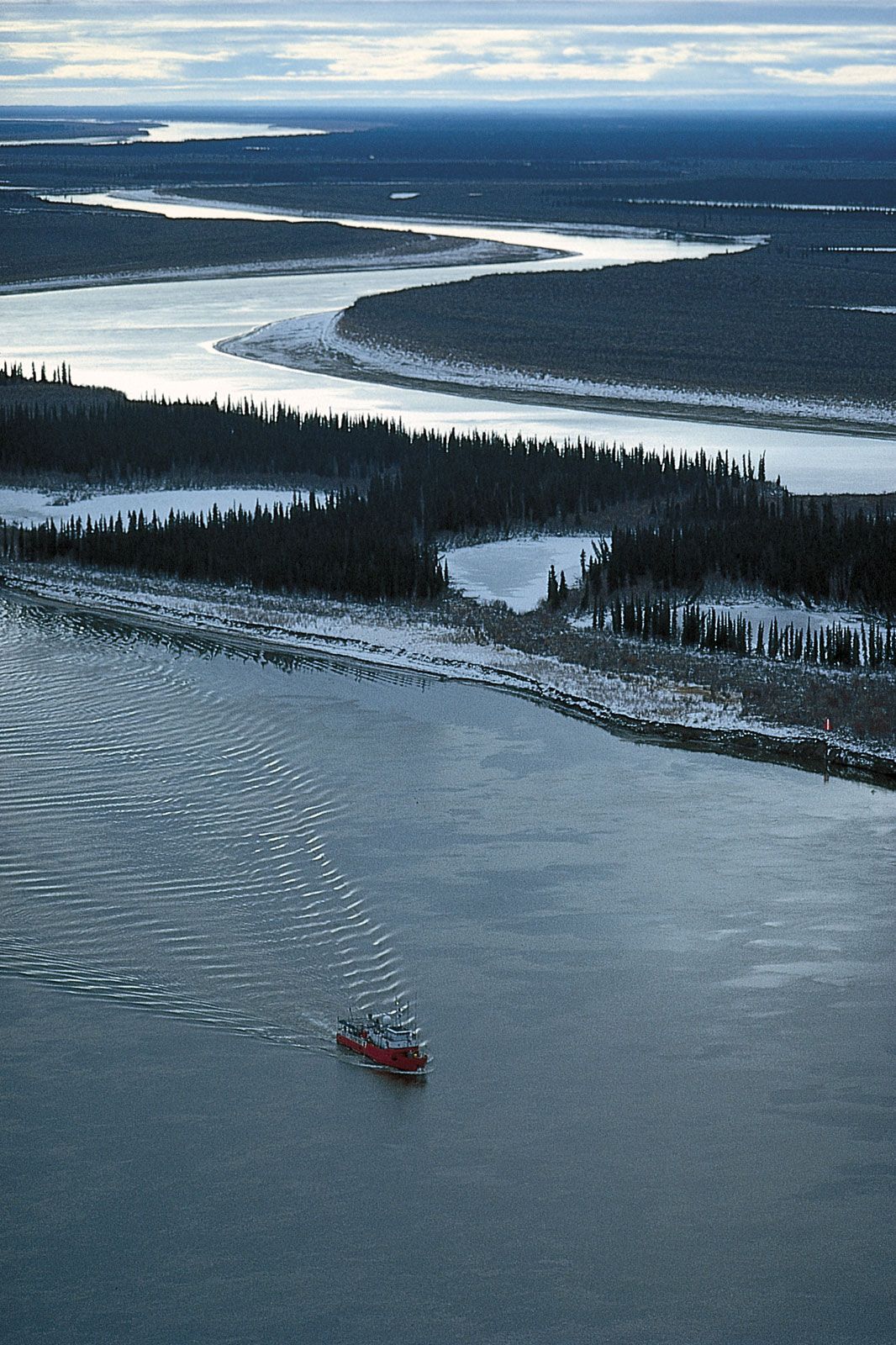 Река Маккензи зимой
