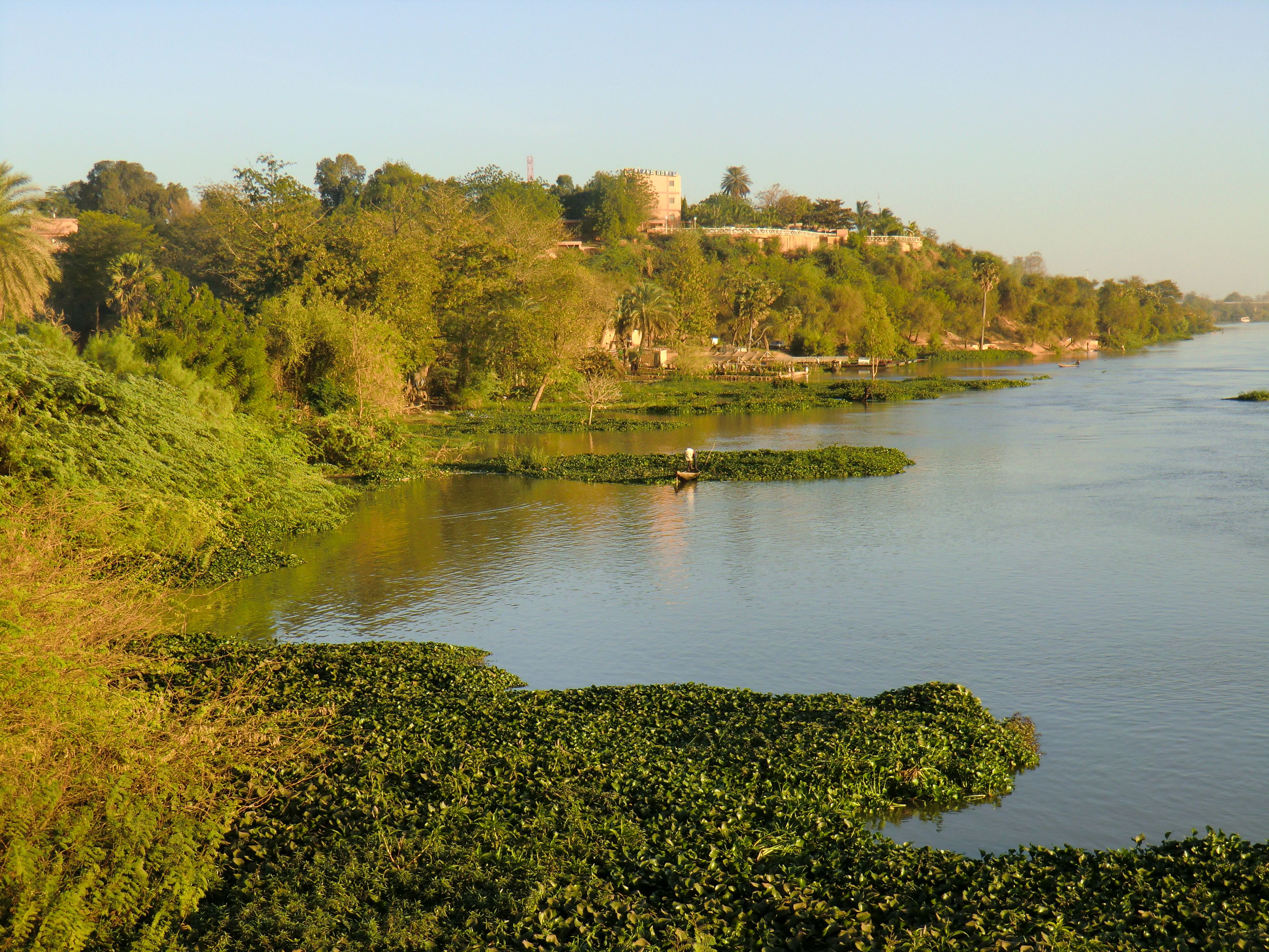 Реки и озера нигерии. Излучина реки нигер. Реки Нигерии. Река нигер фото. Река нигер в Нигерии.