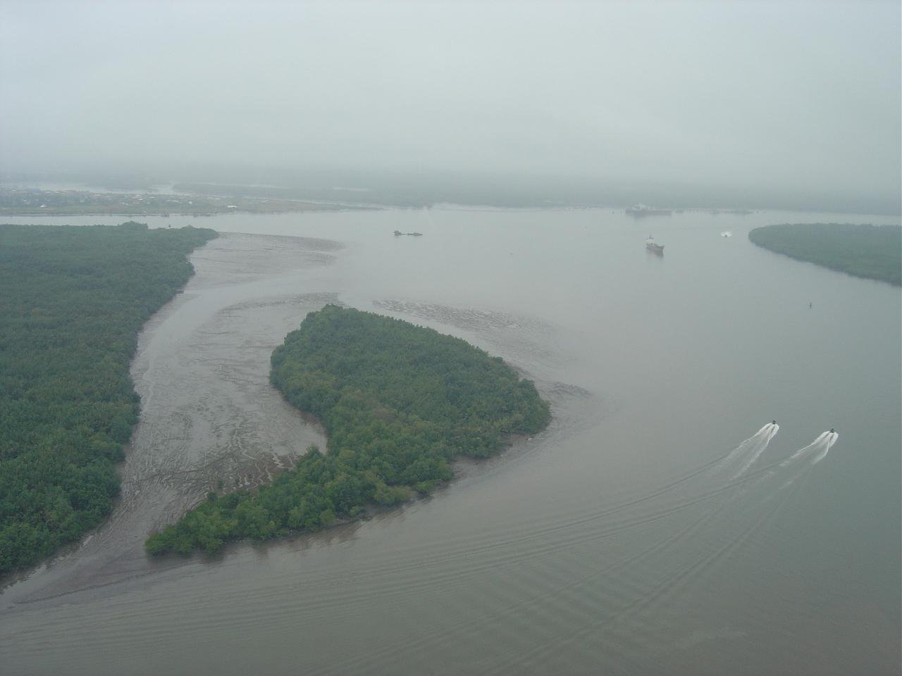 Реки и озера нигерии. Река Бенуэ. Дельта реки нигер, Нигерия. Река Бенуэ Камерун. Излучина реки нигер.