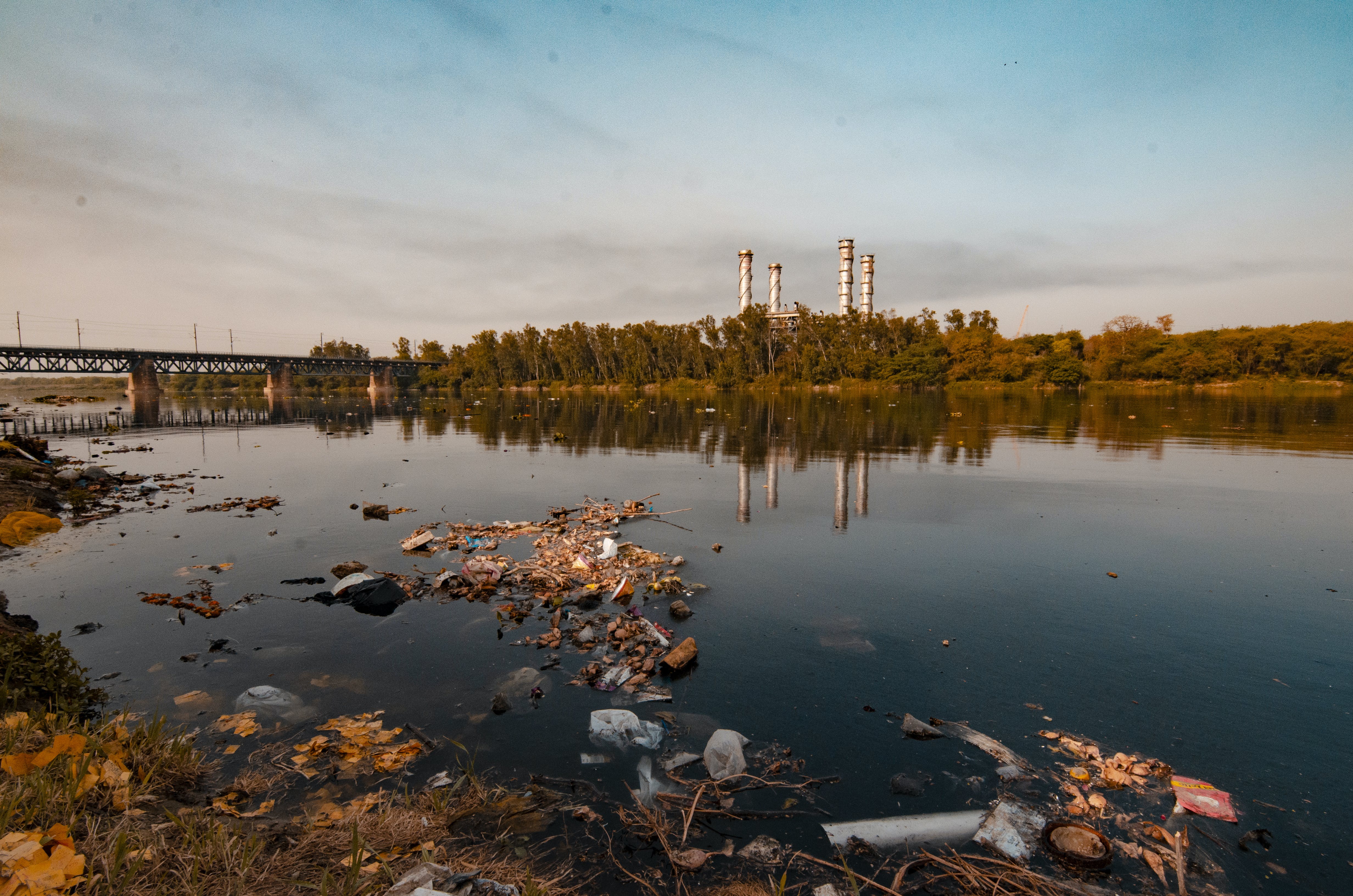Брошенные водоемы. Загрязнённая река завод. Загрязнённые водоёмы Омск. Загрязнённый водоём Челябинск. Река Свирь загрязнена.