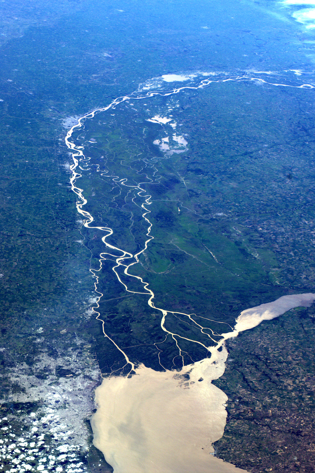 3 реки впадают в океан. Рио де ла плата река. Эстуарий Парана. Ла плата Парана река. Залив -эстуария Рио-де-ла-плата.