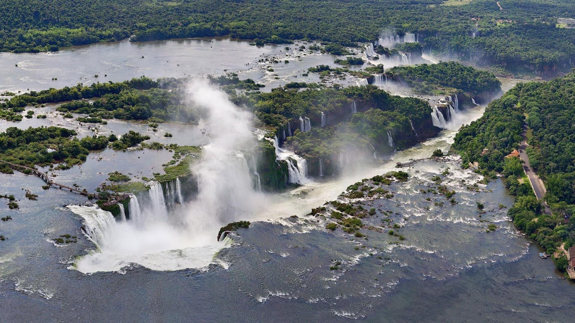 Природные воды бразилии. Водопады Игуасу Аргентина Бразилия. Глотка дьявола водопад Игуасу. Река Парана Бразилия. Аргентина Игуасу и глотка дьявола.