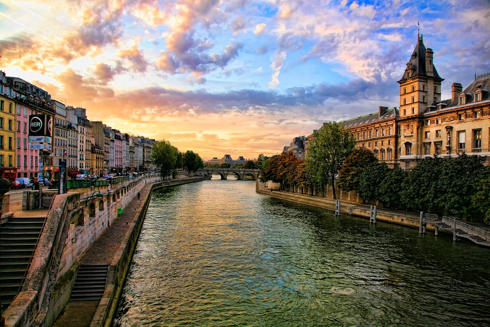 Речка сена. Река сена в Париже. Река сена во Франции. Река Сенна. Берег реки сена в Париже.