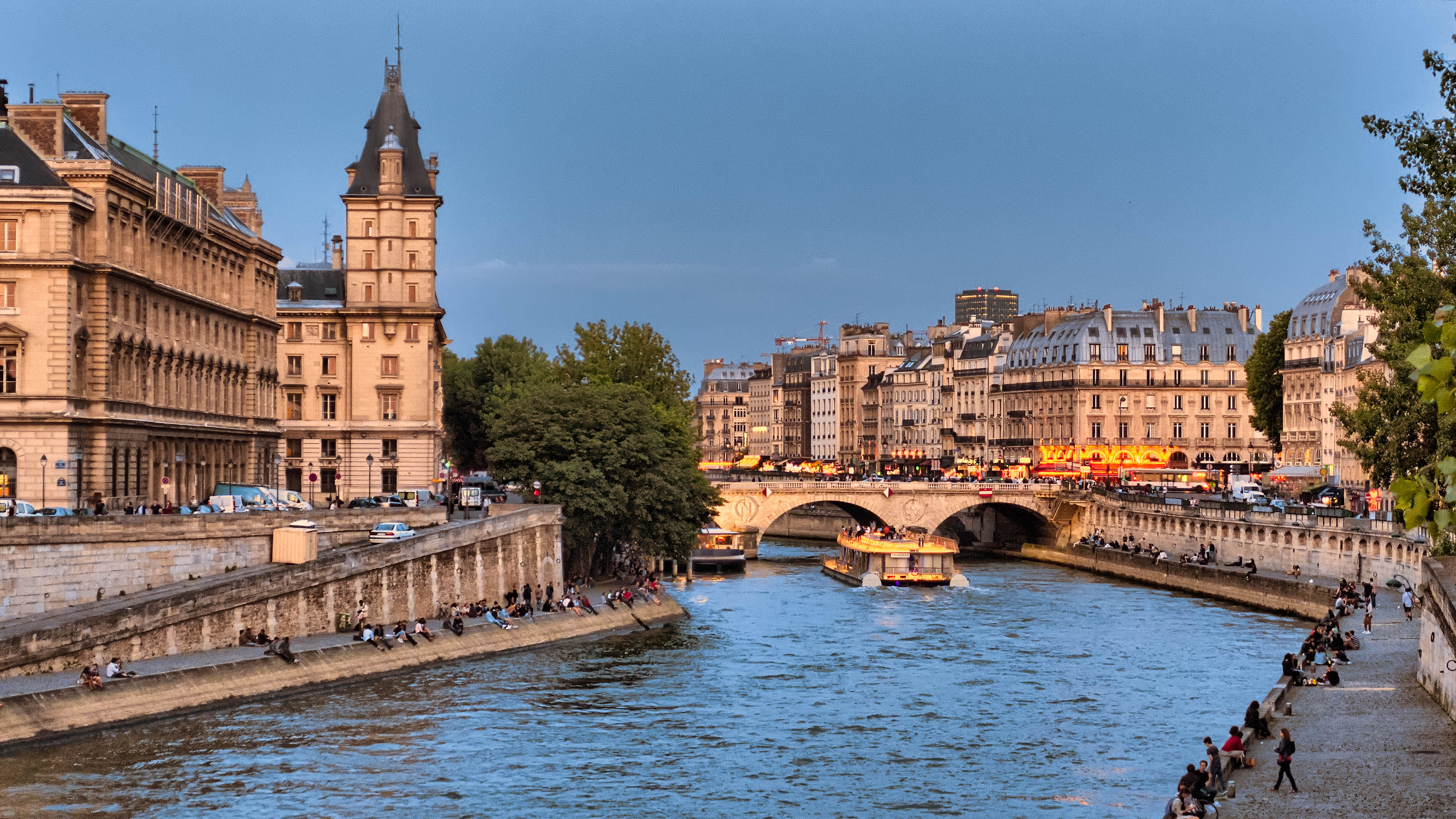 Набережная реки сена в Париже