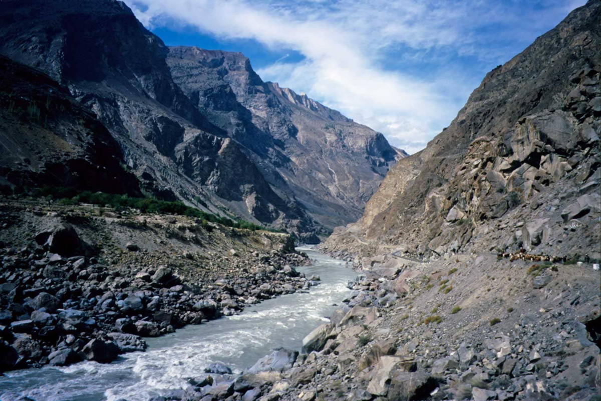 Реки берущие начало в гималаях. Пакистан река инд. Река Сатледж Гималаи. Долина реки инд Пакистан. Река Сатледж Пакистан.