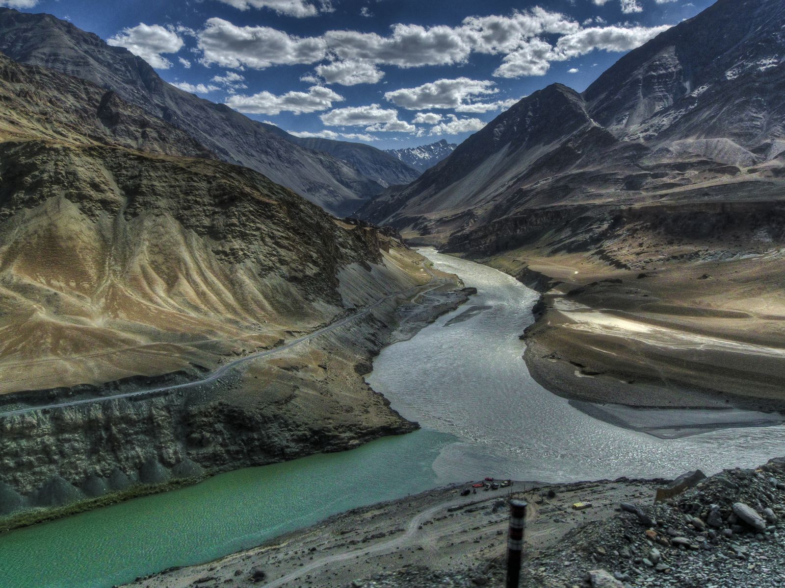 Какие реки берут начало в гималаях. Пакистан река инд. Река инд в Индии. Долина реки инд Пакистан. Река Ганга в Гималаях.