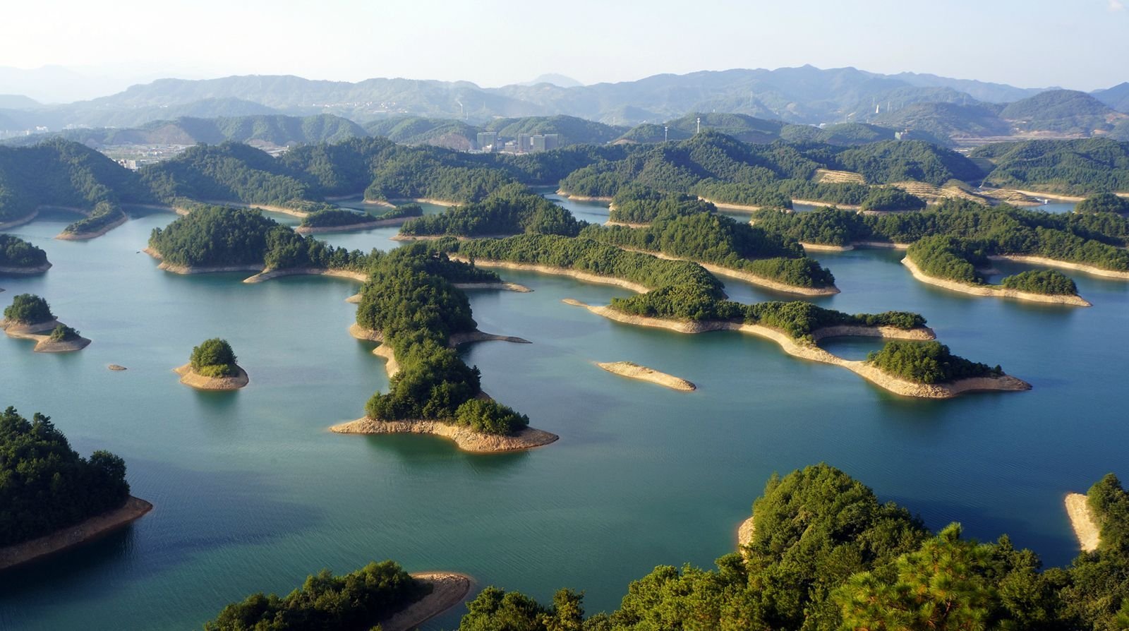 Самое большое озеро азии. Озеро тысячи островов Цяньдаоху. Озеро Цяньдаоху в Китае. Река Янцзы Китай. Цей озеро.