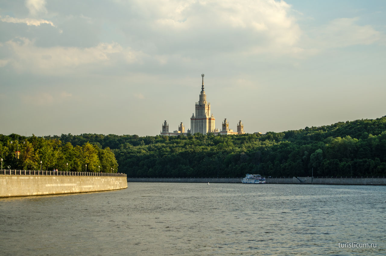 2 реки в москве названия. Москва река в Москве. Побережье Москвы реки. Москва река вид с берега. Москва река вид с воды.