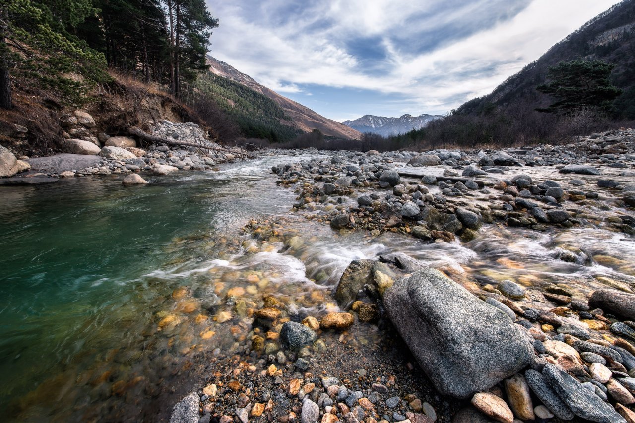 Река в Северной Осетии с камнями