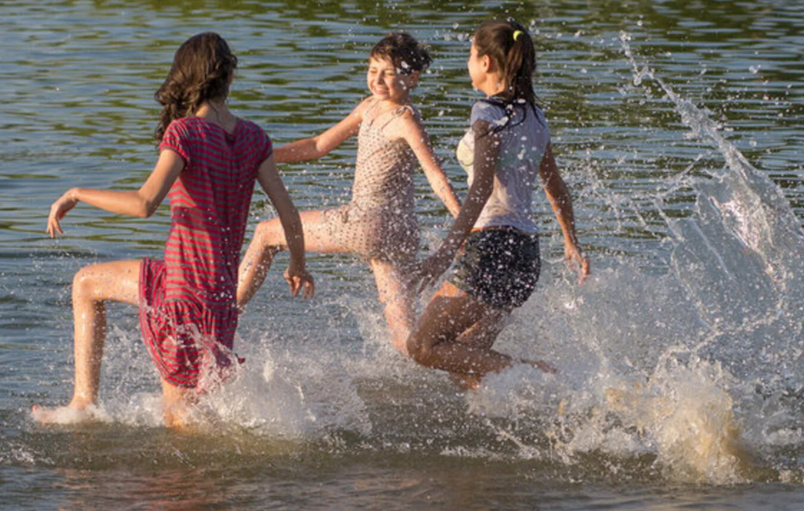 Каникулы на речке. Купаться в одежде. Купание девочек. Девчонки купаются. Девочки купаются в реке.