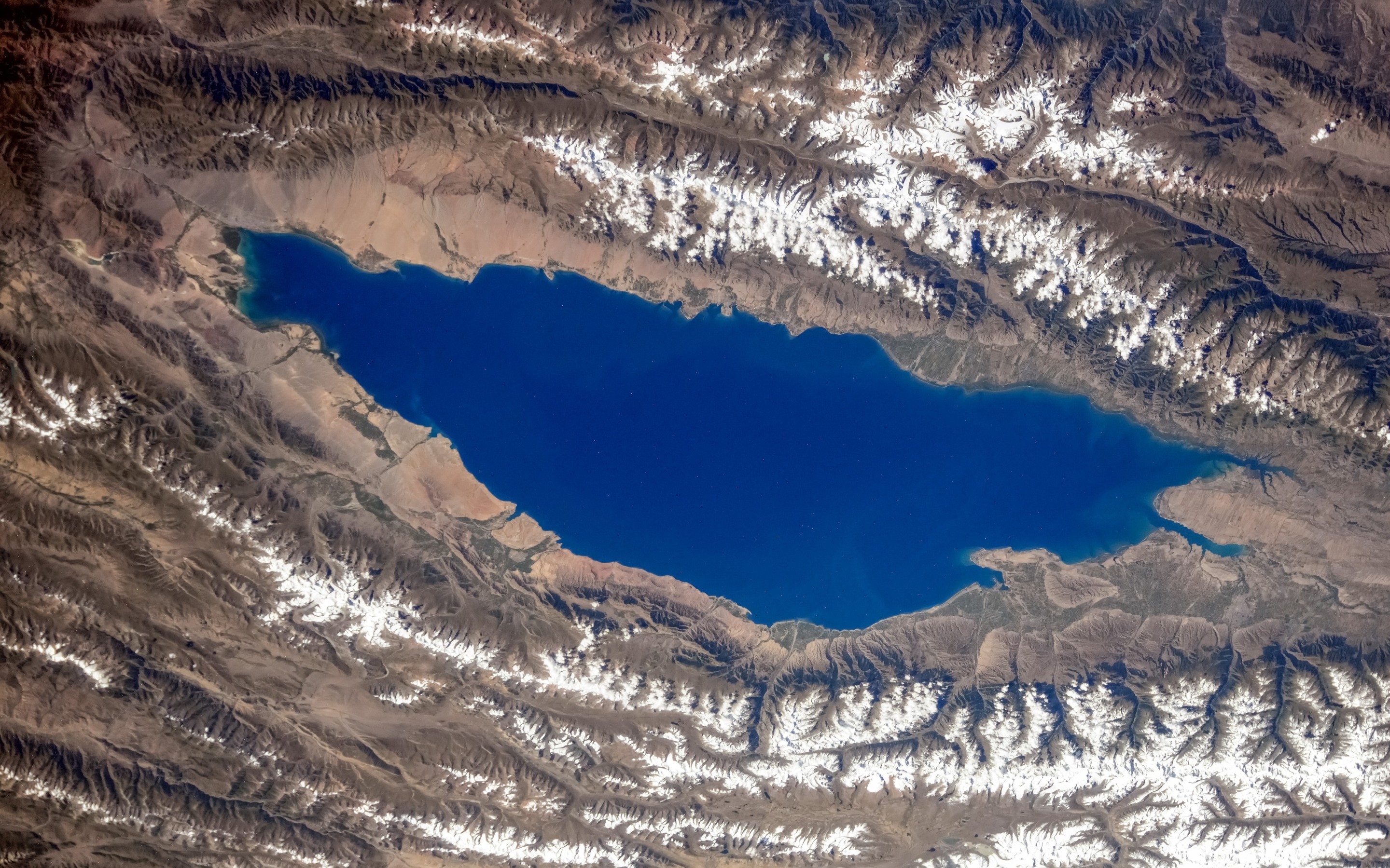 Котловина больших озер. Иссык-Куль Киргизия. Озеро Иссык-Куль Киргизия. Киргизия озеро Исыккуль. Иссыкульская котловина.