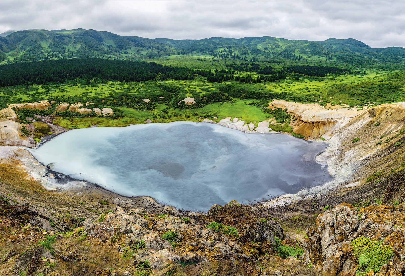 Кипящие острова. Вулкан Головнина озеро кипящее. Кальдера вулкана Головнина. Кипящее озеро (Доминиканская Республика). Озеро кипящее Кунашир.