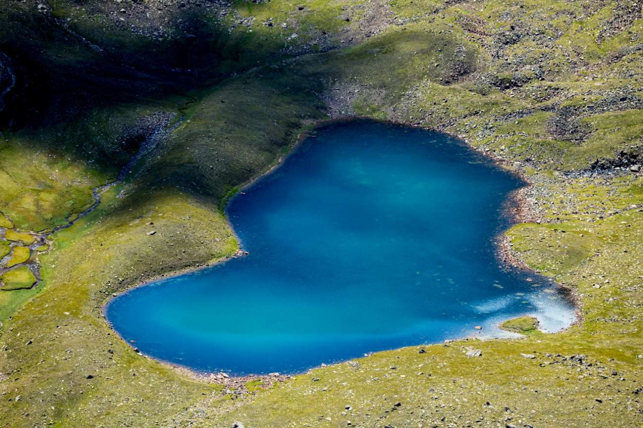 Пестрое озеро. Моренные озера Карелия. Озеро Галитур. Зеленое озеро Тургень. Озеро Эль Хаммар.