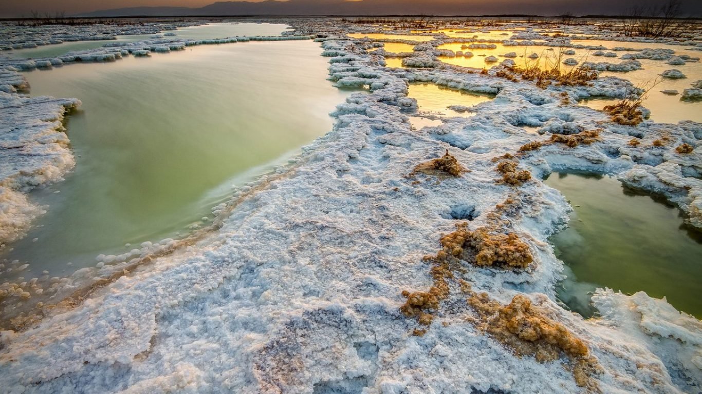 Солёное озеро Мертвое море