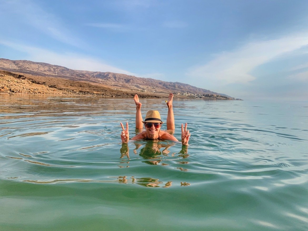 Мертвое море человек на воде. Мертвое море (Dead Sea). Иордания Мертвое море. Мертвое озеро Иордания.