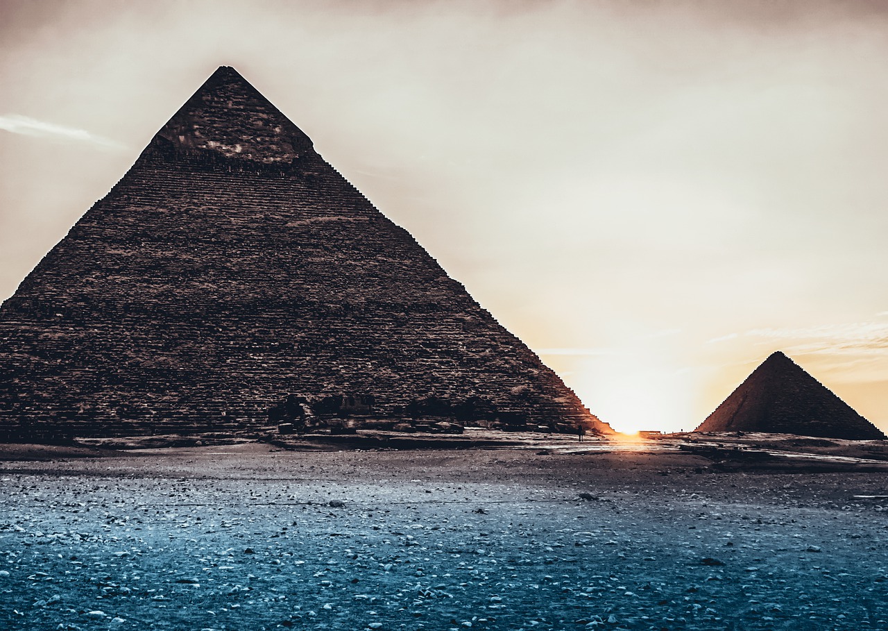 Египетские пирамиды на фоне города