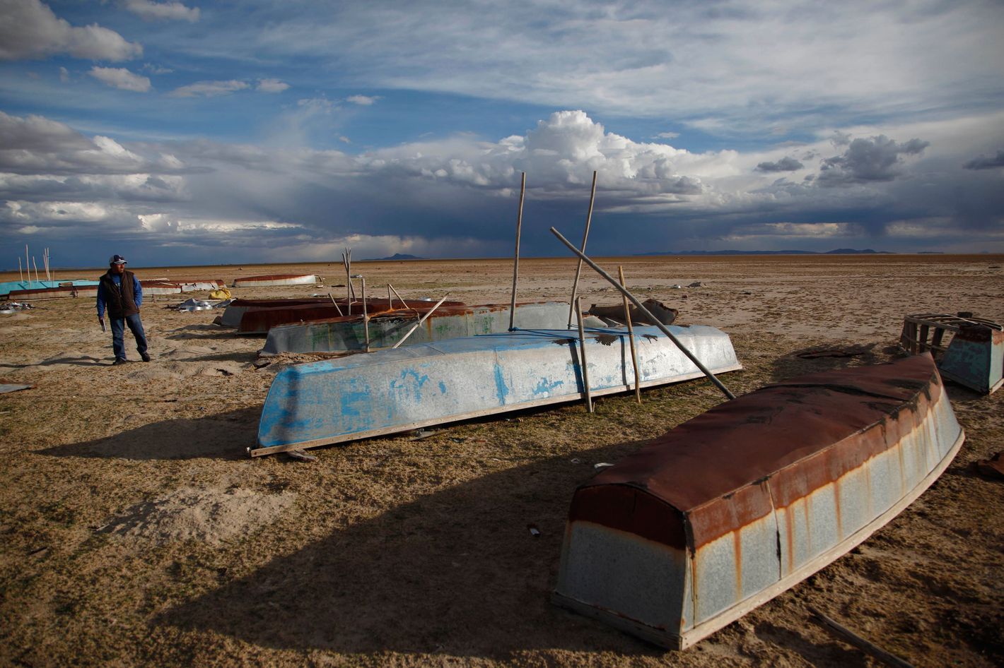 Соленое озеро Поопо. Боливия озеро Поопо. Заброшенная лодка на пляже. Озеро Поопо фото.