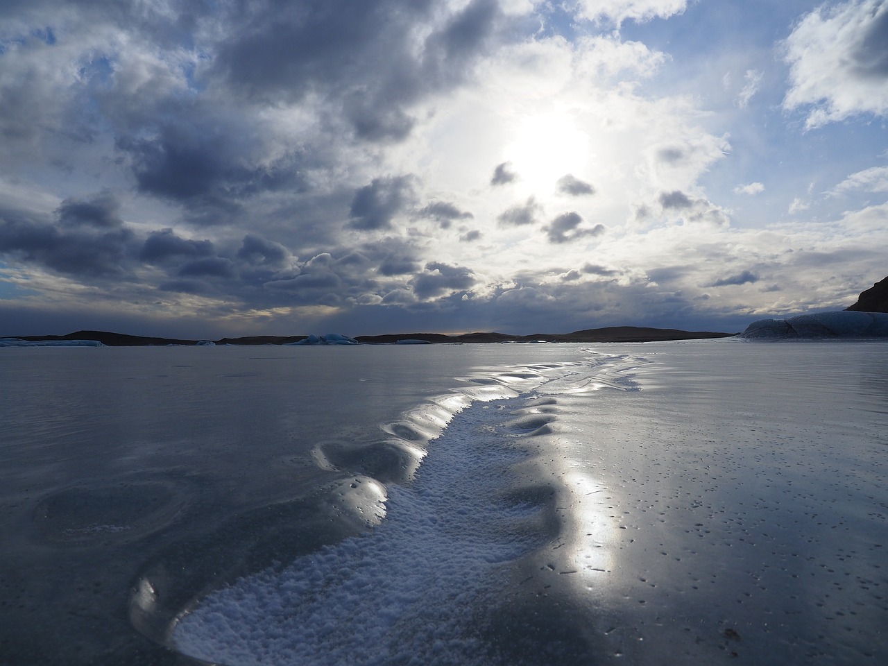 Озеро взволнованное ветром. Ледовое озеро. Ледовое озеро серое. Балтийское Ледовое озеро. Круглое Ледяное озеро гиф.
