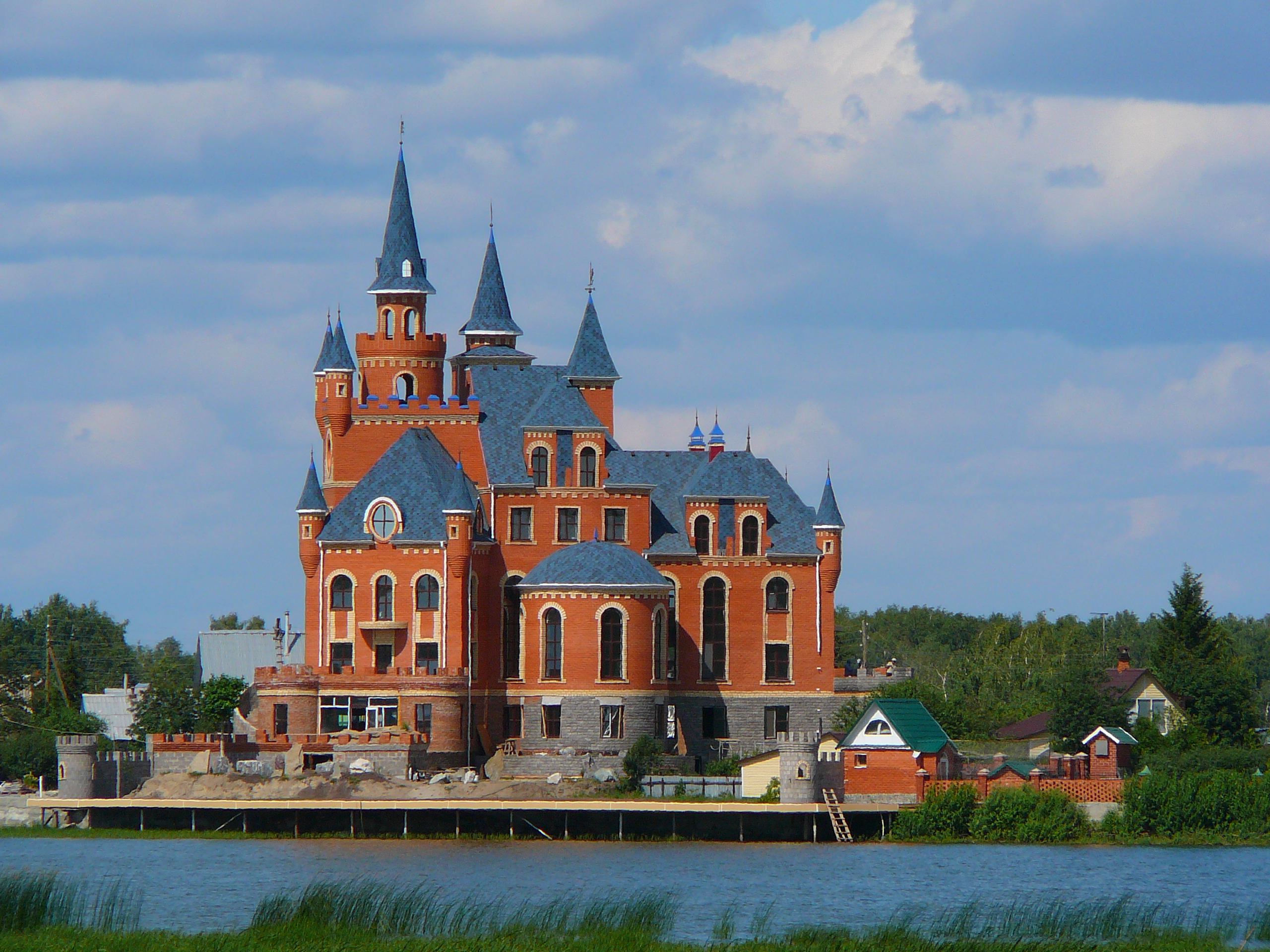 Замок на Андреевском озере Тюмень