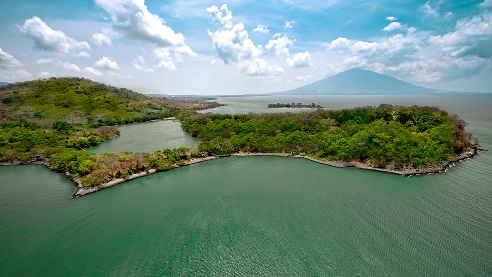 Пресноводное озеро в латинской америке самое большое. Никарагуа озеро Манагуа. Озеро Апойо в Никарагуа. Озеро Лаго де Никарагуа. Никарагуа Москитовый берег.