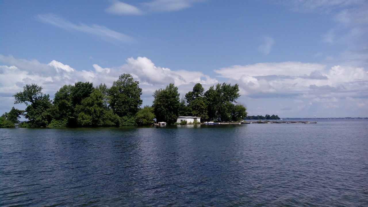 Озеро сена. Сенно озеро. Остров Ядасен на озере болонь. Saint Lake фото. Озеро сент Лоран фото.