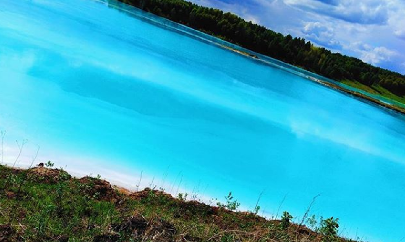 Озеро с синей водой. Голубое озеро Новосибирск. Голубое озеро Зеленодольск. Голубое озеро Выкса. Голубое озеро Радужный ХМАО.