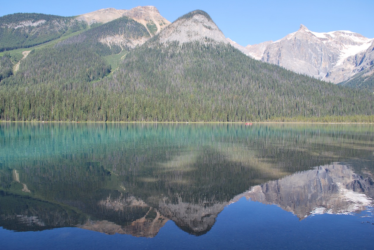Озеро медвежье имеющее статус памятника природы самое. Медвежье озеро Канада. Большое Медвежье озеро Канада. Медвежье озеро Северная Америка. Медвежье (озеро, Иркутская область).