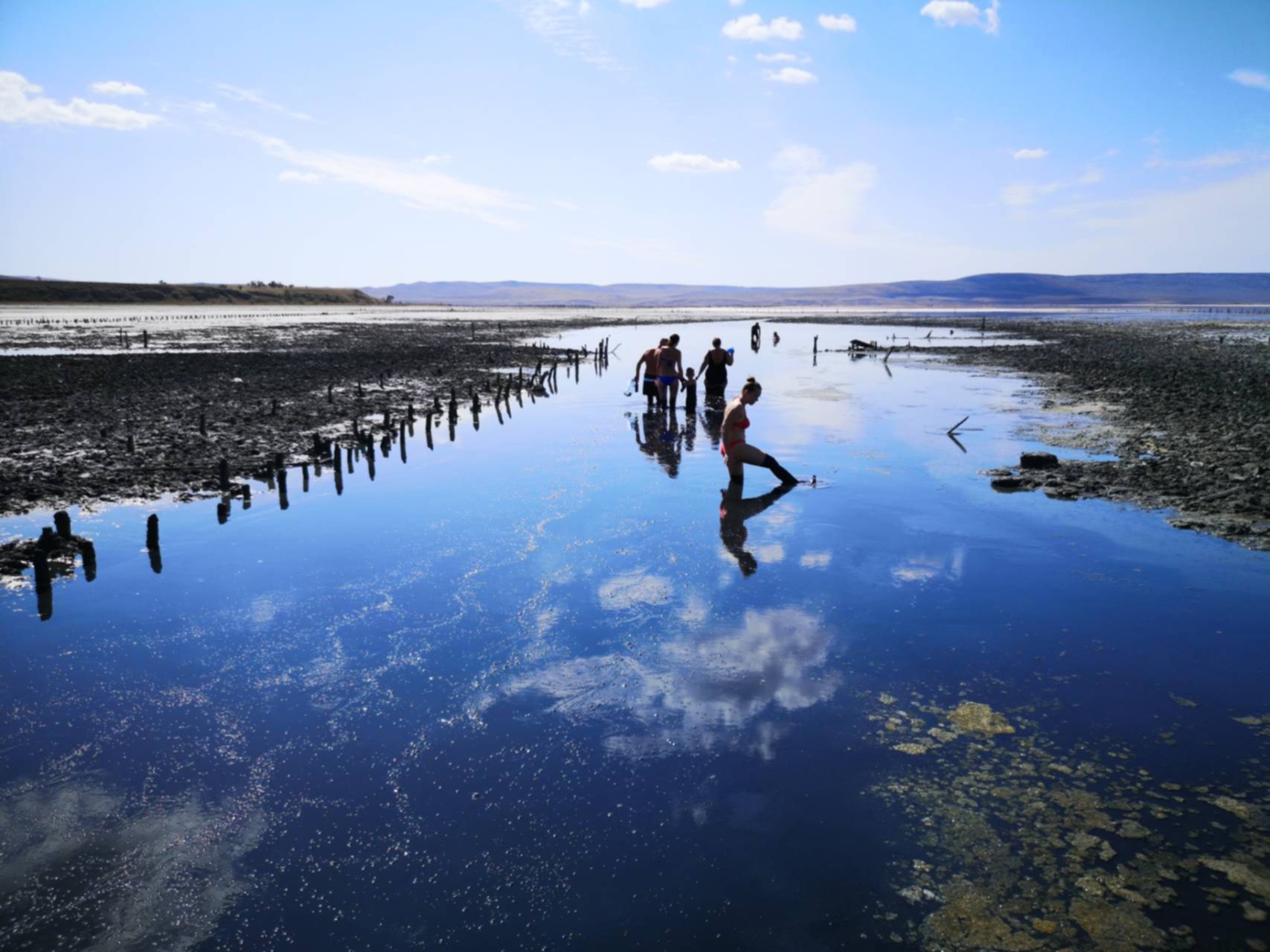 Озеро с лечебной грязью. Грязевое озеро Чокрак. Грязевое озеро Чокрак в Крыму. Озеро Чокрак Керчь. Озеро Чокрак Саки.
