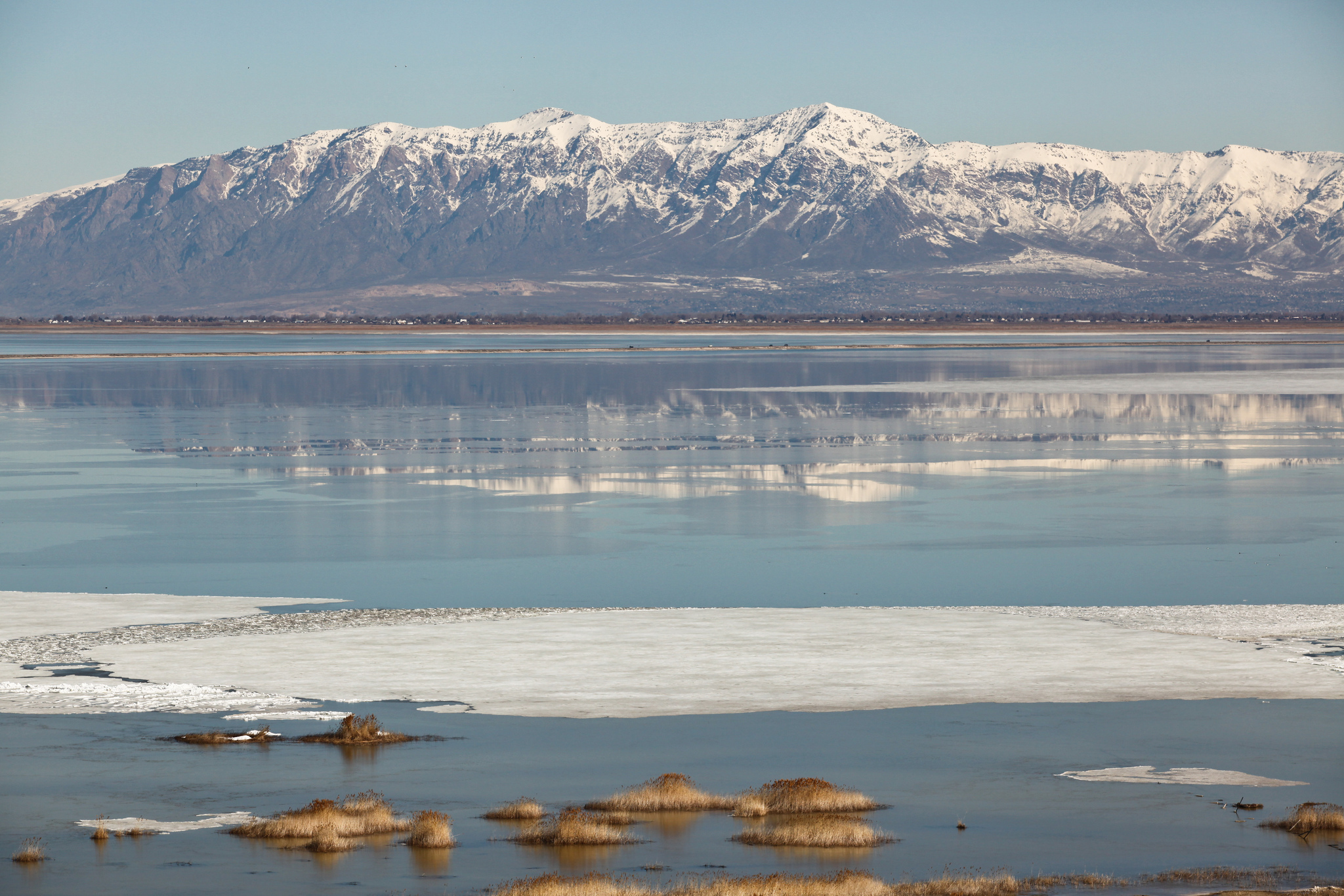 Большое соленое озеро площадь. Солт Лейк озеро. Соленое озеро США. Большое соленое озеро в Северной Америке. Соленое озеро в горах.