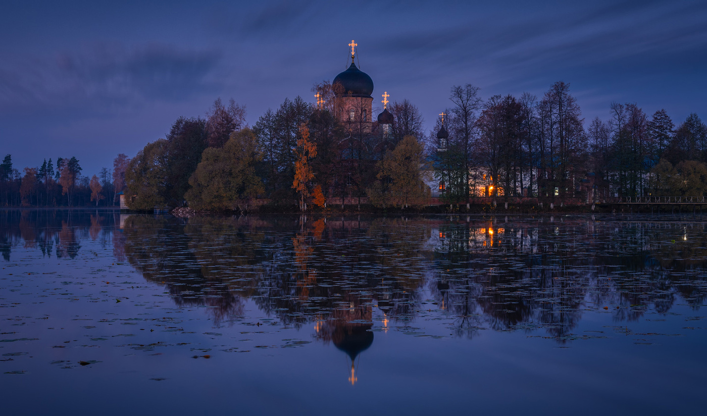 Свято-Введенский островной монастырь - 90 км от Москвы.