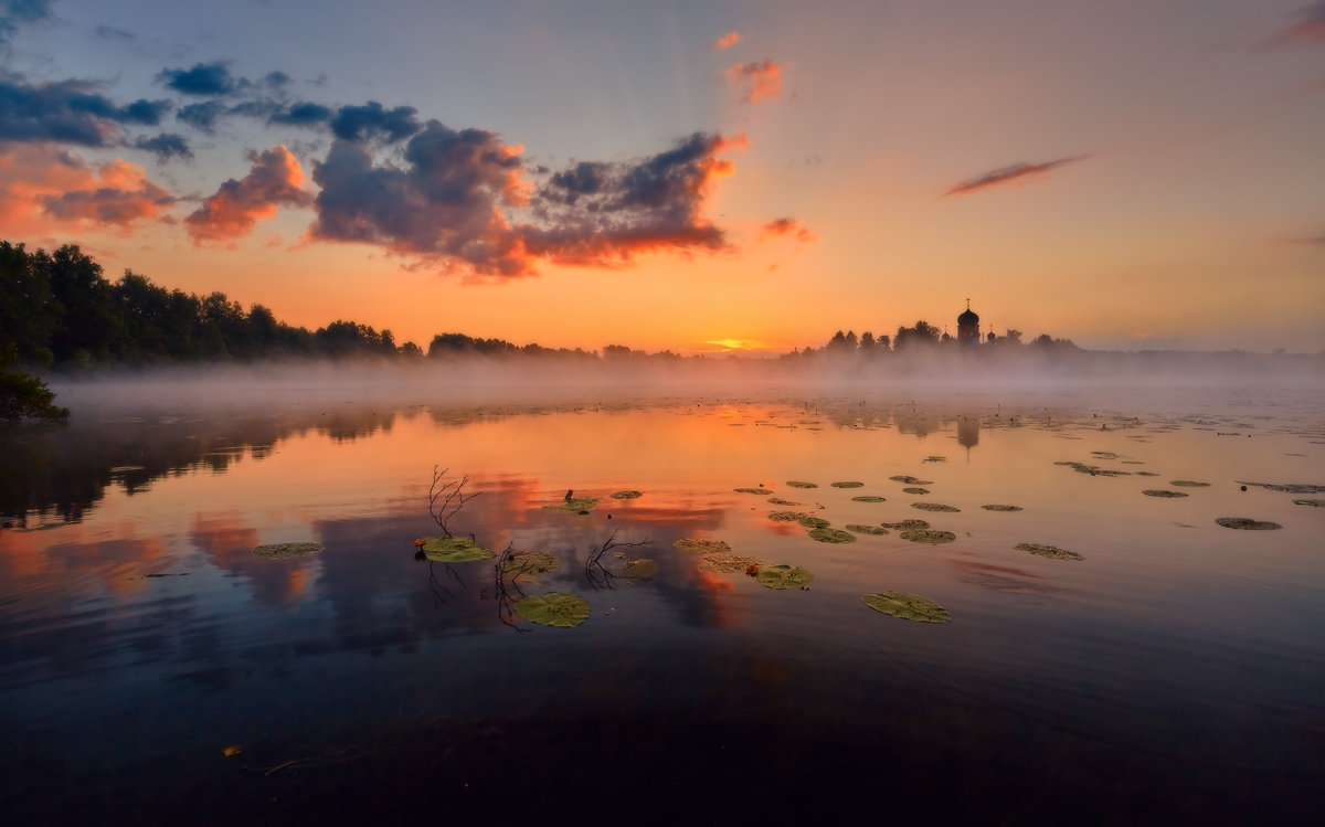 Утреннее небо на озере картинки