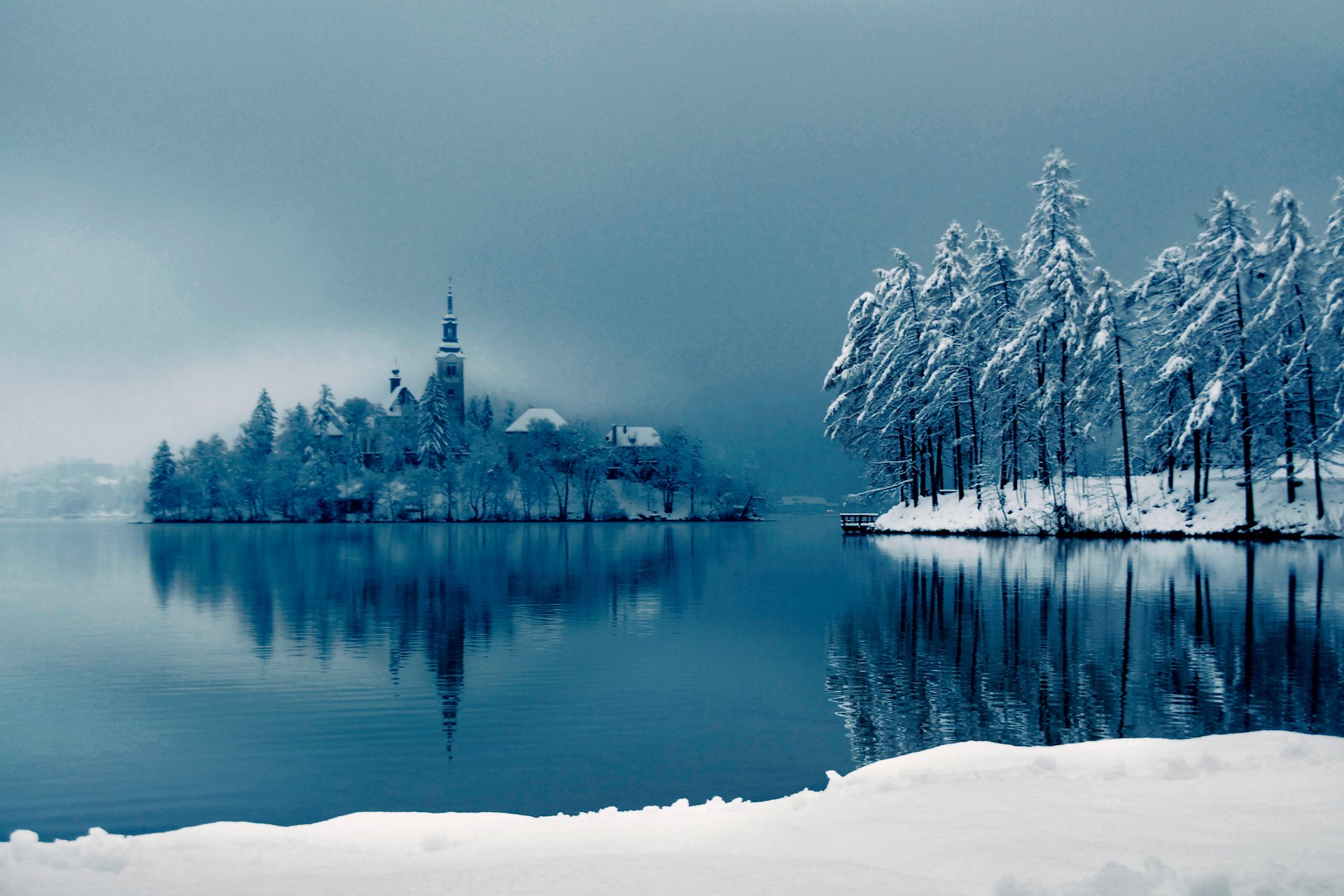 Новый год в озерах. Блед Словения зимой. Озеро Блед Словения зимой. Зимняя набережная озеро Блед.