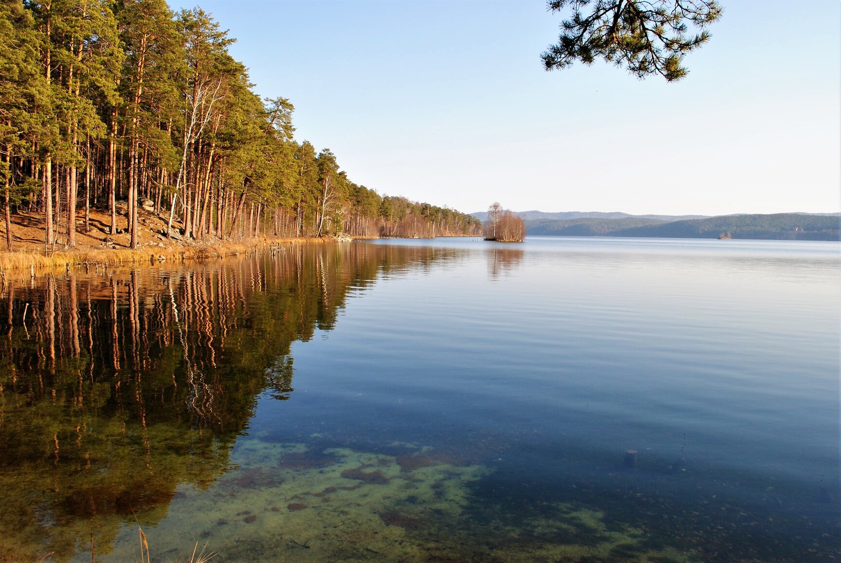 Погода светлое озеро. Озеро светлое Североуральск. Озеро светлое ХМАО. Озеро Укшозеро Карелия. Озеро светлое Свердловская область.