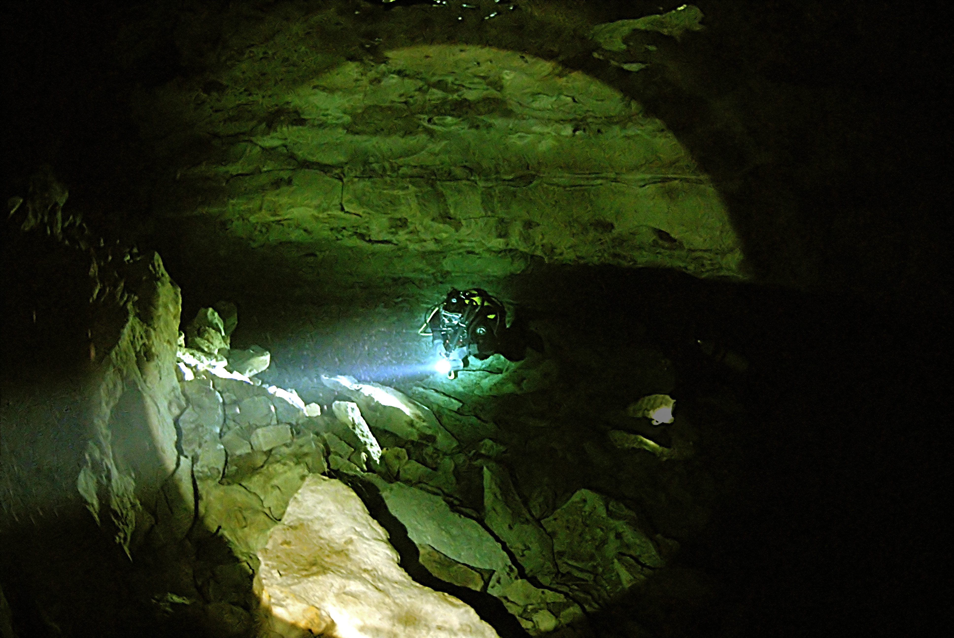 Вадское озеро пещера