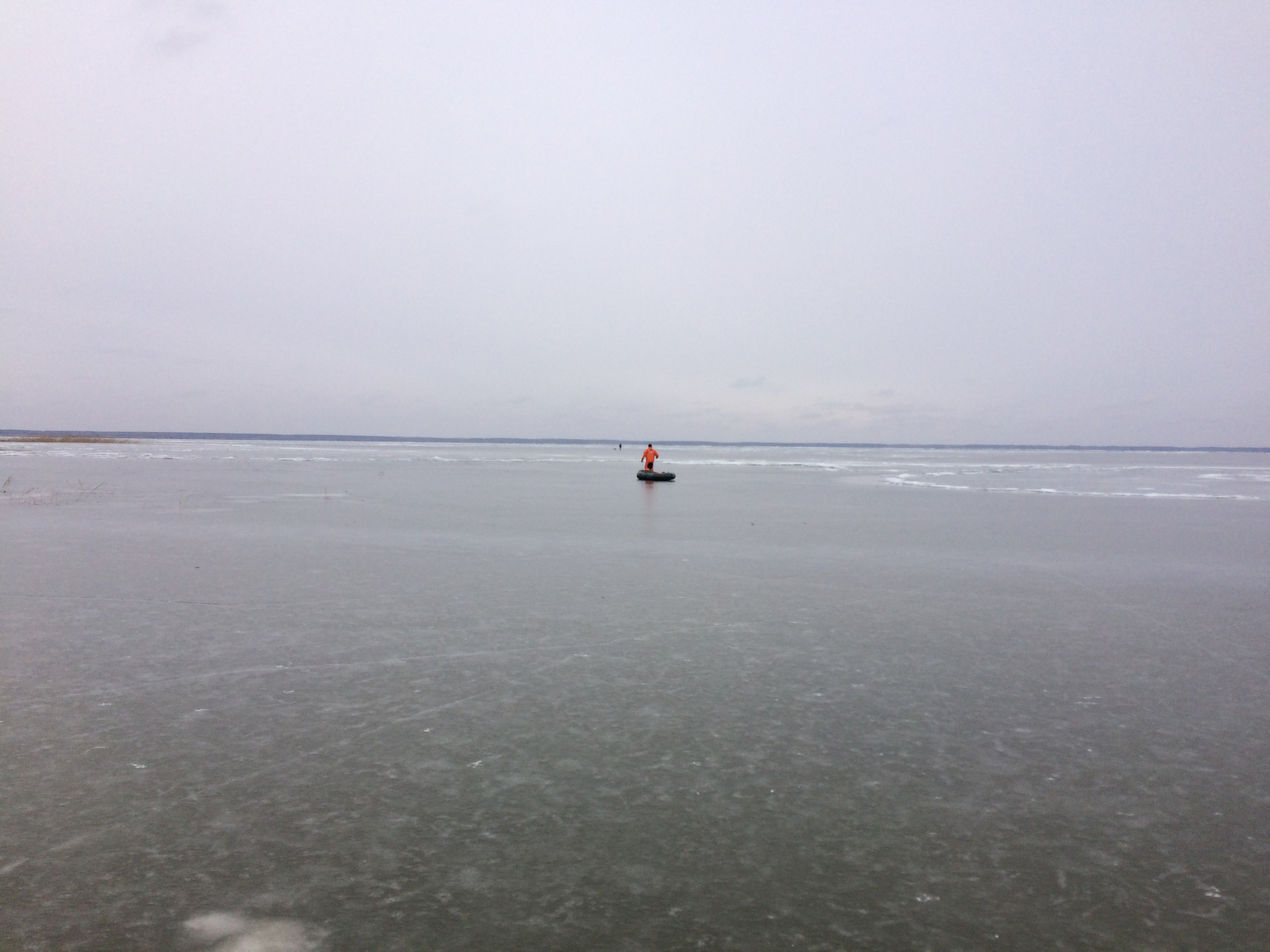 Озеро во льду в Омской области