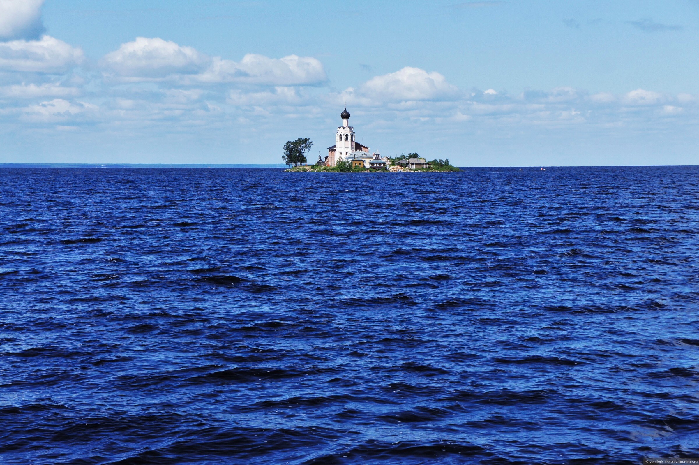 Погода озера воже. Кубенское озеро. Кубенское озеро озеро. Кубенское озеро Вологда. Спасо-каменный монастырь на Кубенском озере.