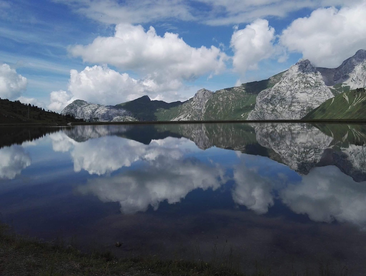 Природа горы и зеркало