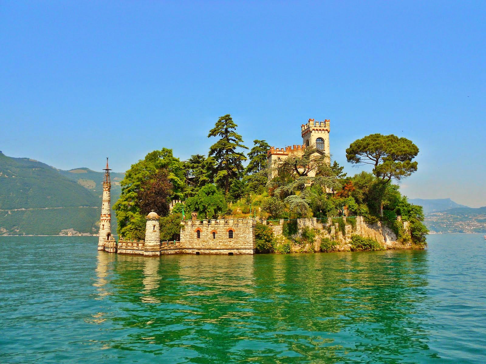 Остров Лорето на озере Изео Италия.