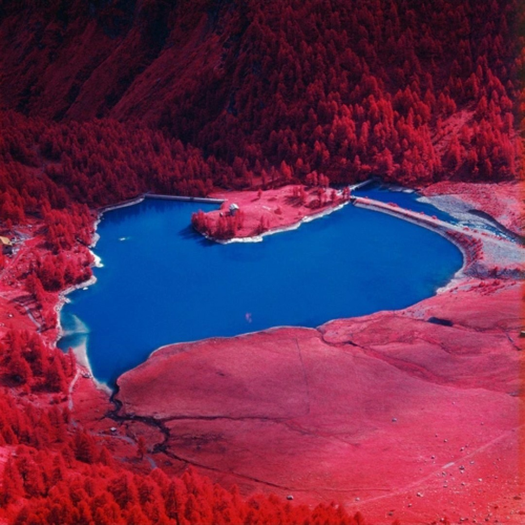 Про красную воду. Красное (озеро, Чукотка). Красное озеро (Хорватия). Кроваво-красное озеро Лагуна-Колорадо. Красное озеро в Канаде.