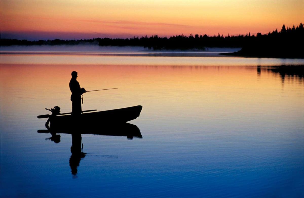 Озеро с рыбаками