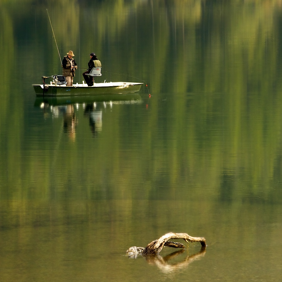 Озеро с рыбаками