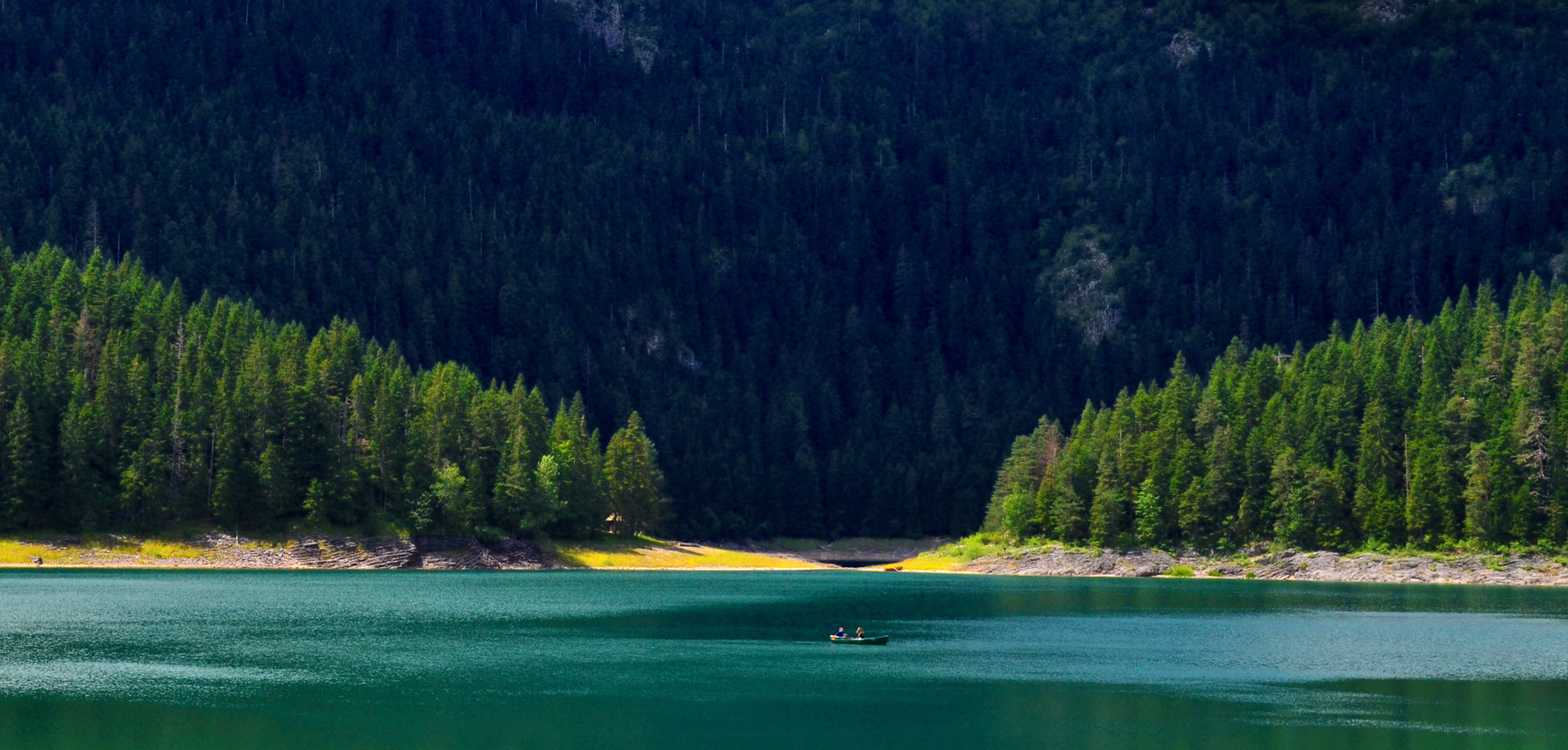 Фото черного озера