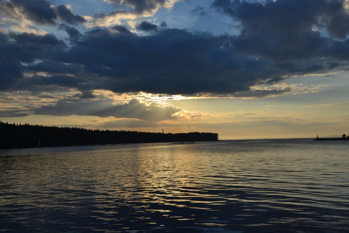 Водами онеги. Остров Мантсинсаари Ладожское озеро. Онежское озеро Петрозаводск. Куинджи Онежское озеро. Шторм на Онежском озере.