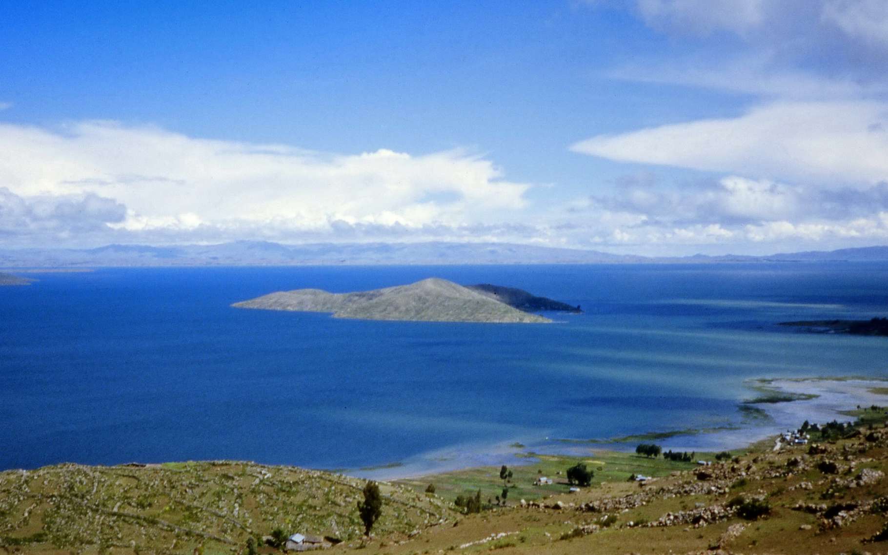 Озера маракайбо и титикака. Боливия озеро Титикака. Маракайбо и Титикака.. Анды Титикака. Озеро Титикака климат.