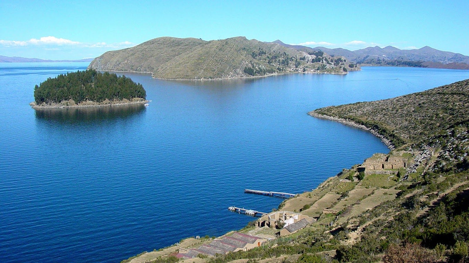 Координаты озера титикака. Озеро Титикака граница. Город на озере Титикака. Титикака озеро город ваканаку. Южная Америка самое большое горное озеро Титикака.
