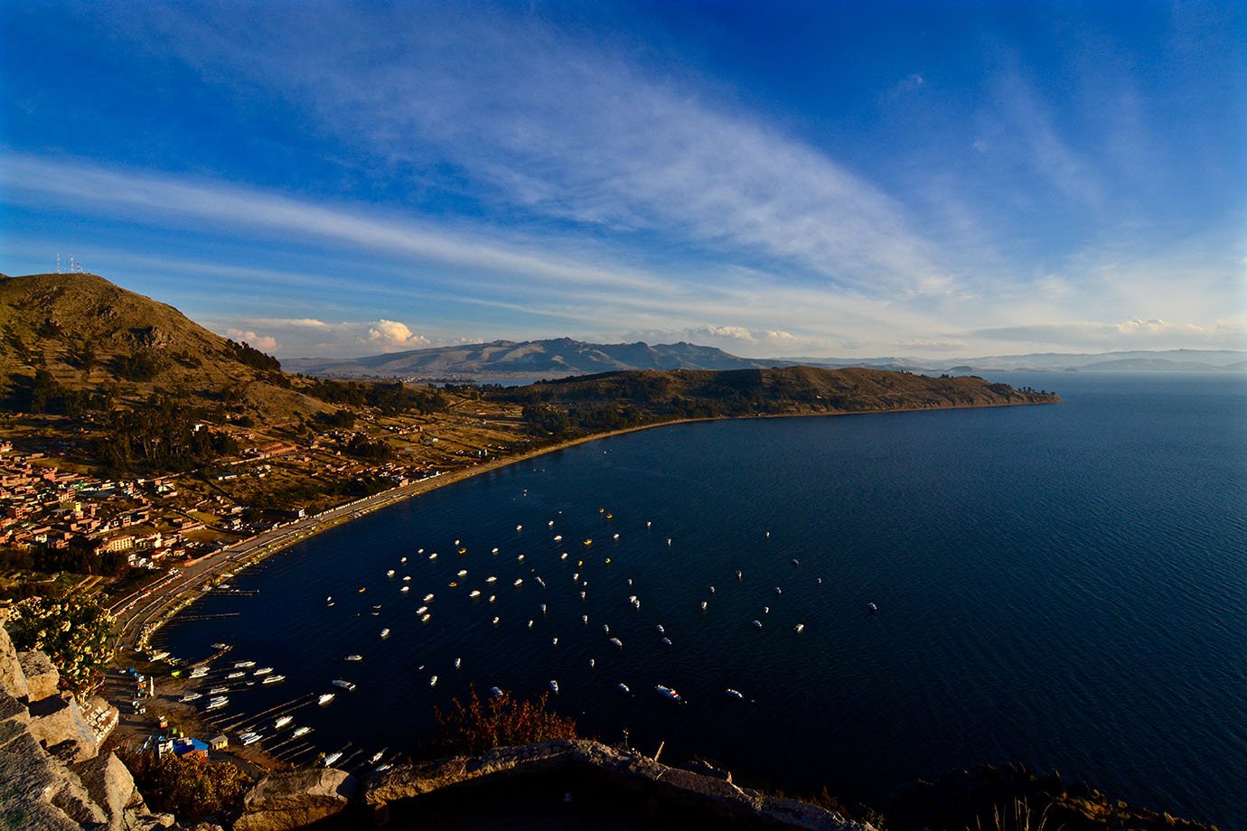 Озеро титикака в южной америке. Боливия озеро Титикака. Озеро Титикака Перу. Анды Титикака. Река Титикака.